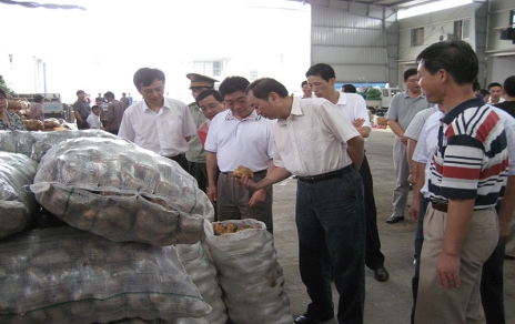 2006年9月嘉興市委書記、市人大主任黃坤明一行蒞臨蔬菜市場(chǎng)視察菜籃子供應(yīng)工作
