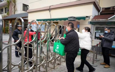一份情驅散嚴寒，一片心常駐公益